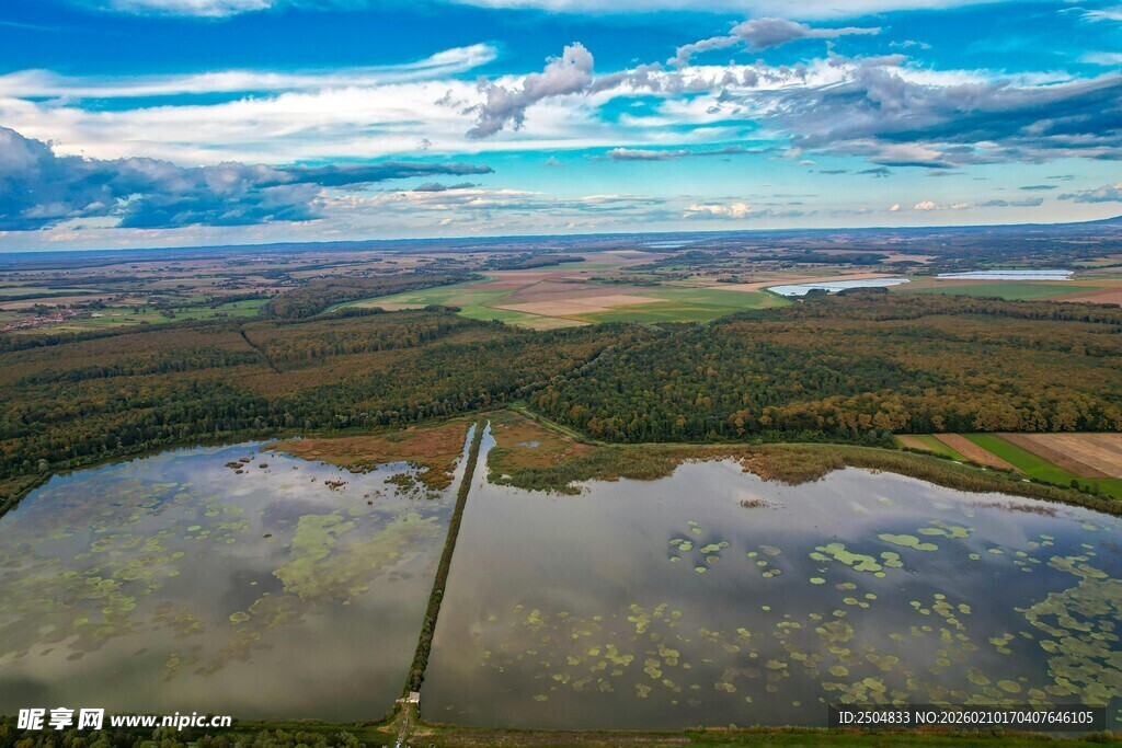 广阔田野上的积水景观