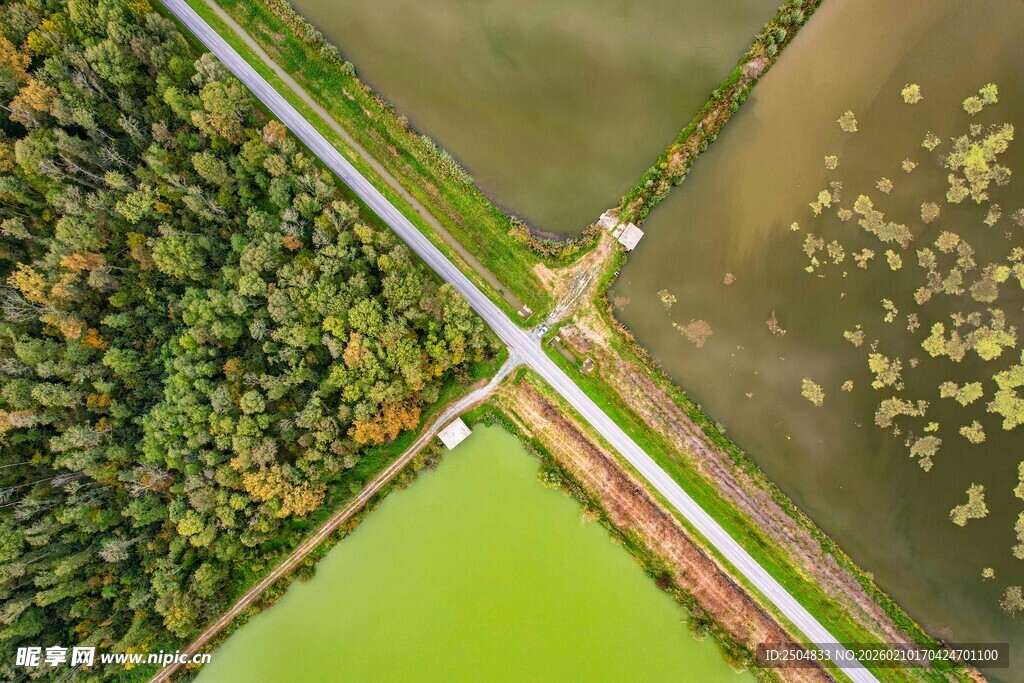 田野交叉路口航拍景象