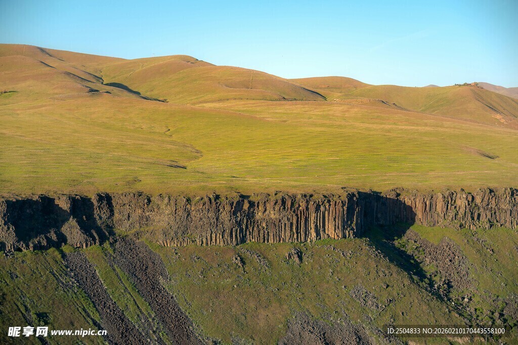 壮丽悬崖边的广袤草原