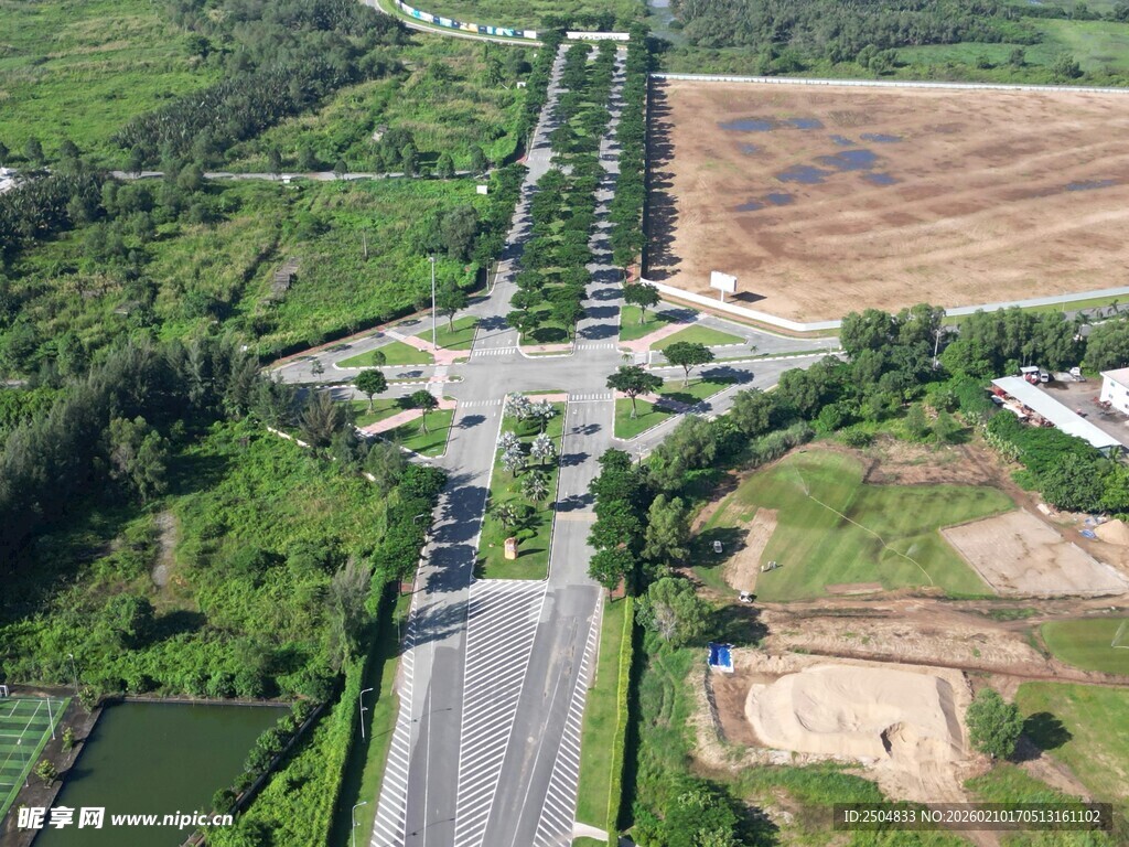 乡村公路交叉处俯瞰景