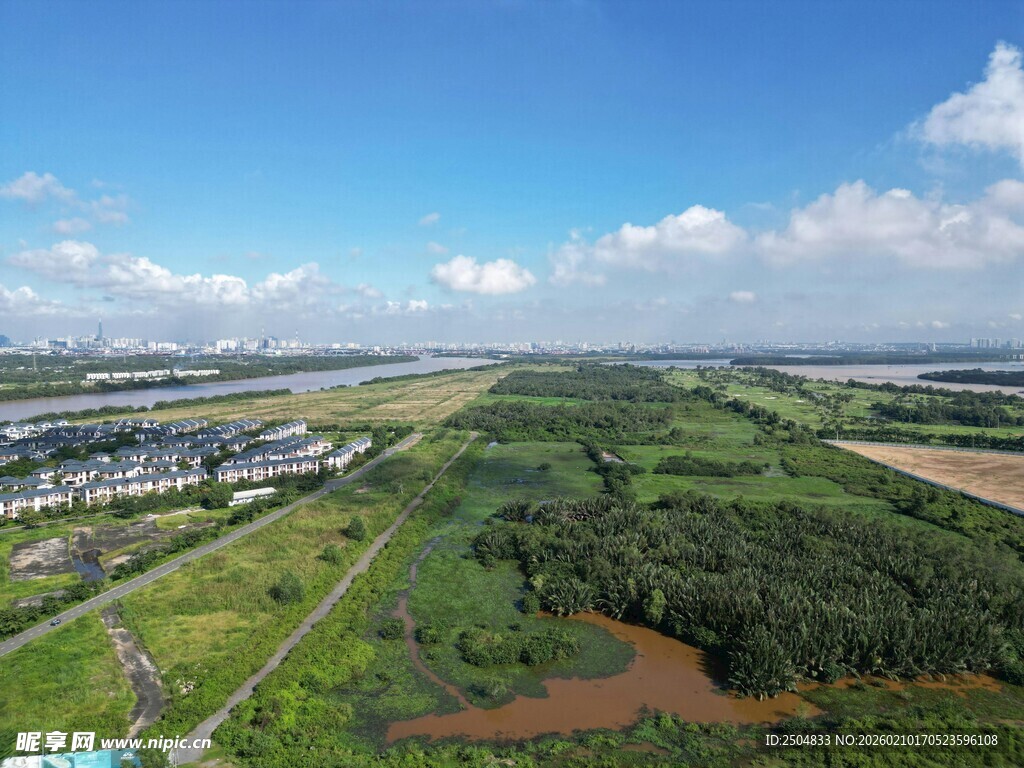 广袤田野与蓝天相映成趣