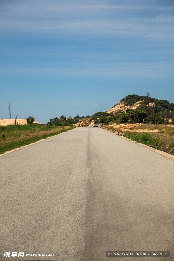 空旷公路延伸向远方
