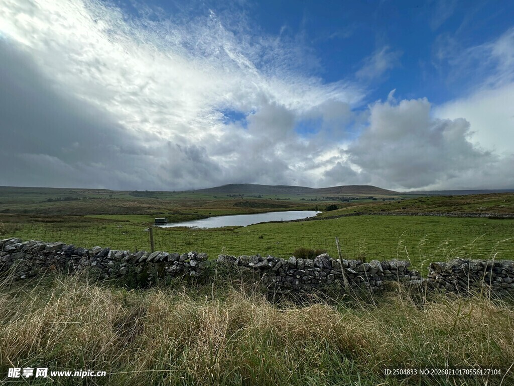 草原上的静谧湖泊与石墙