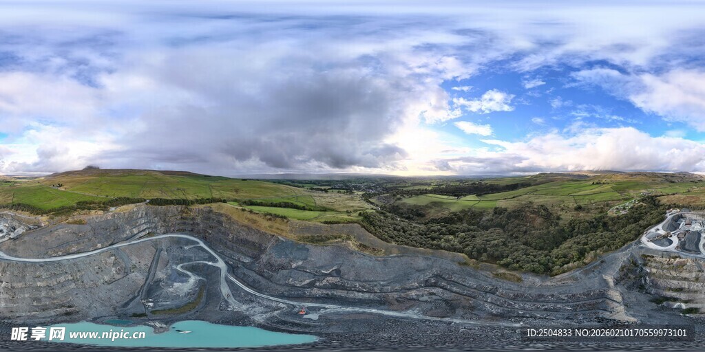 壮观露天矿坑全景