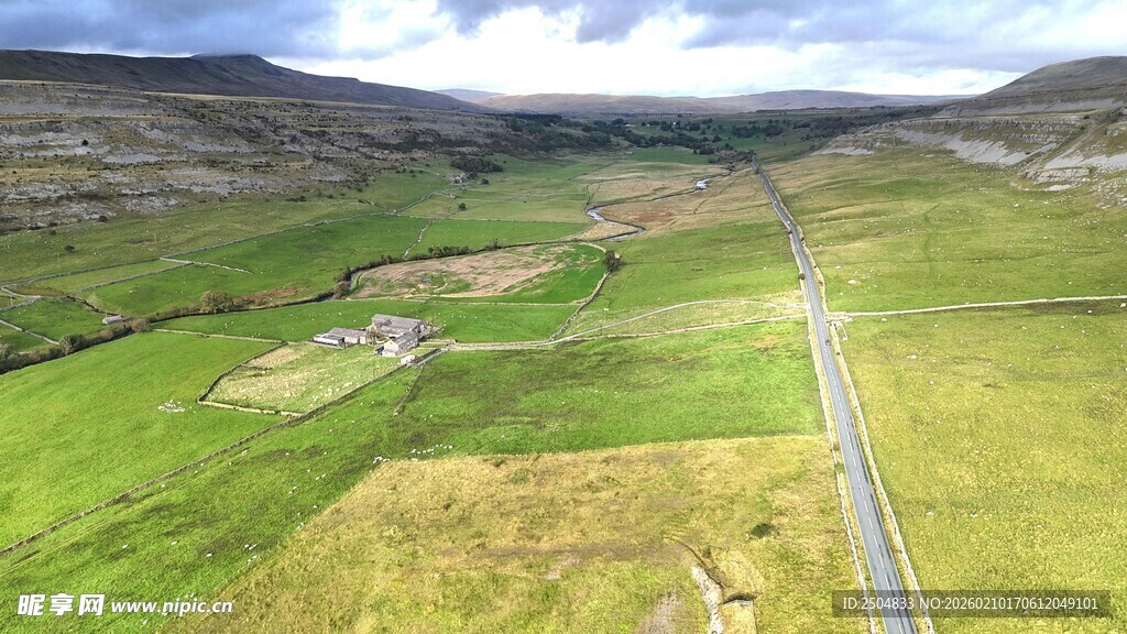 山间绿野中的蜿蜒公路