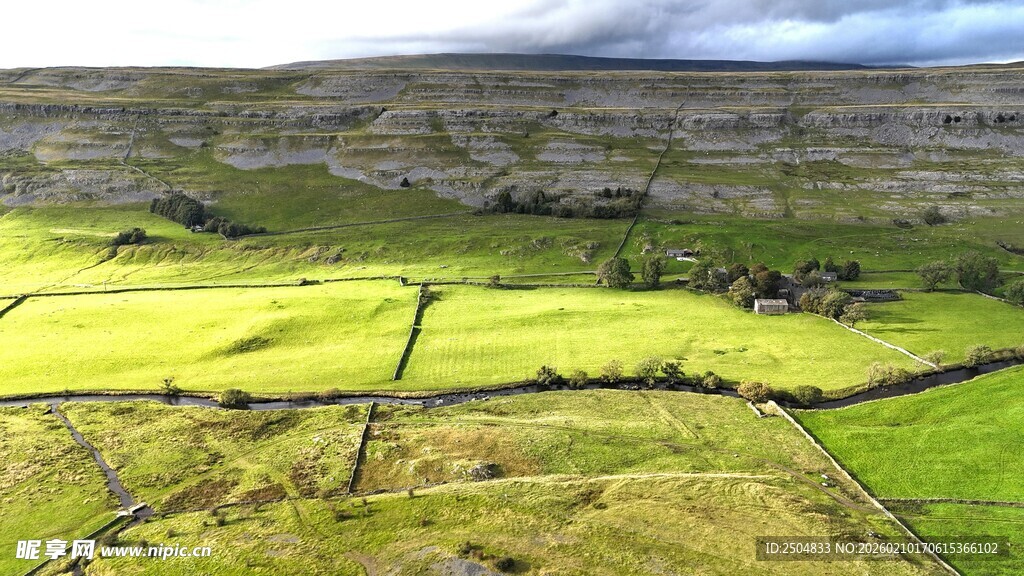 广袤绿野田园风光俯瞰图