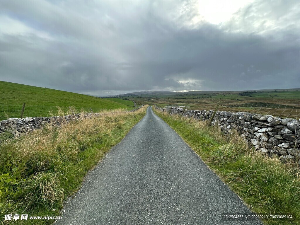乡村小道 阴云下的静谧之路