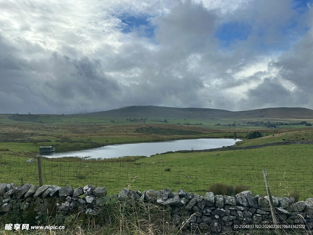 草原湖泊与远山美景