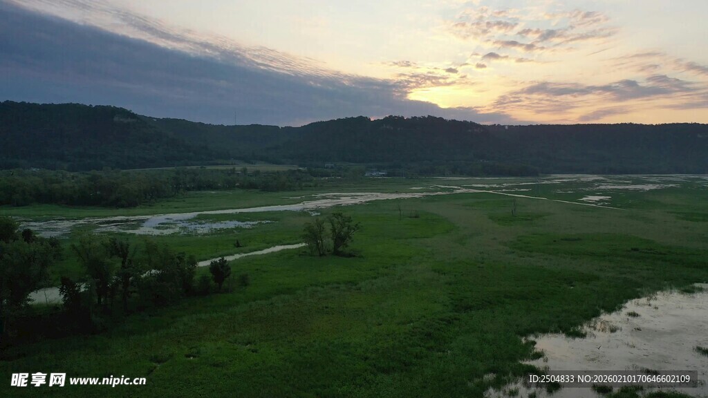 黄昏下的草原河流美景