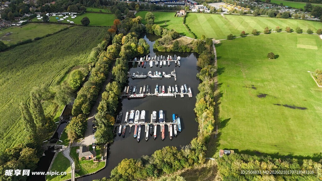 乡村间的蜿蜒公路