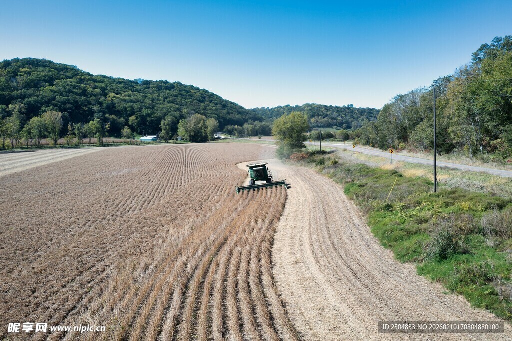 田野中农机耕地场景