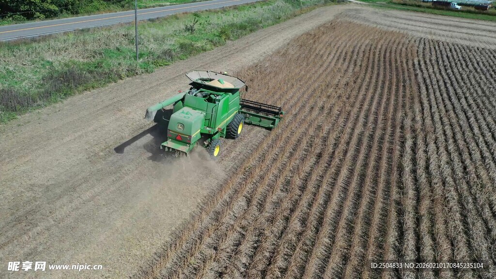 田野中作业的绿色农机