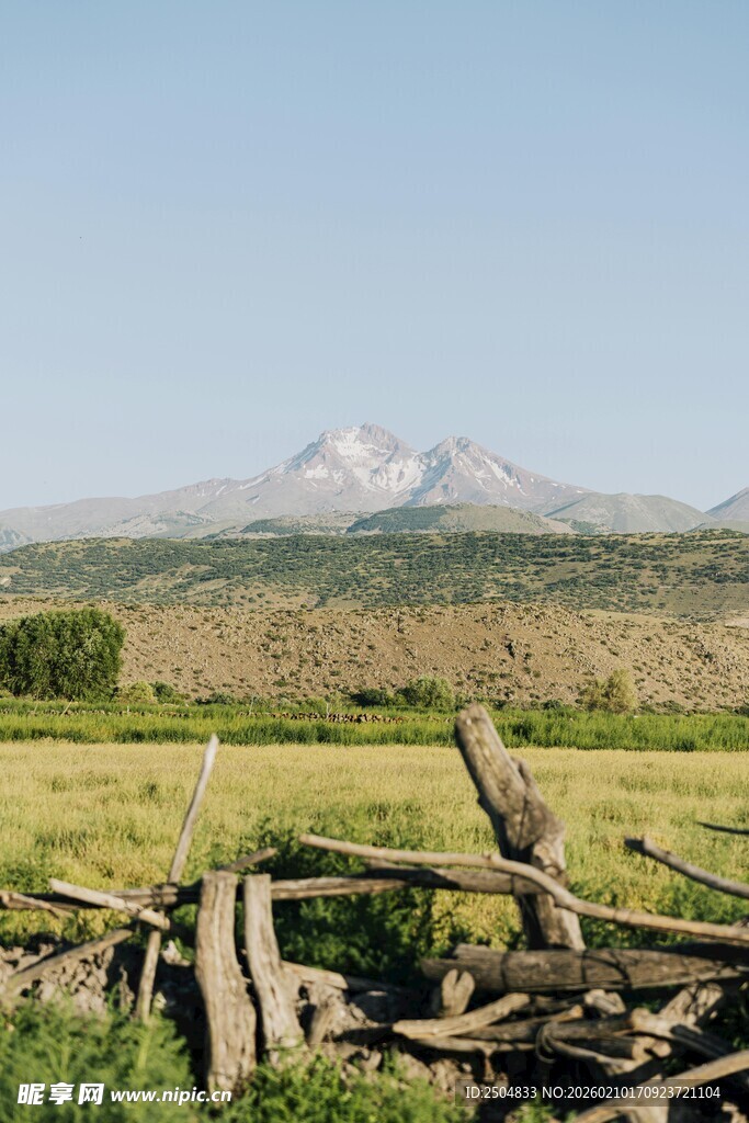 田野边的木栅栏与远山