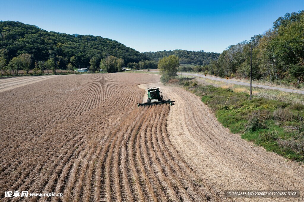 田野上的农机作业场景