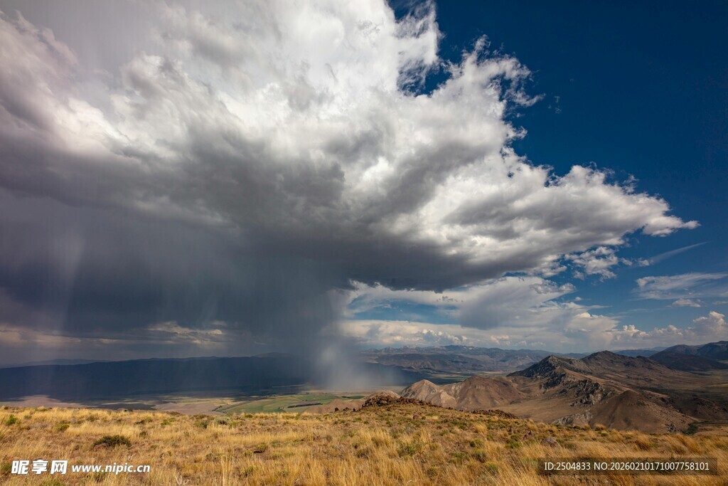 旷野上的壮丽雨云景观