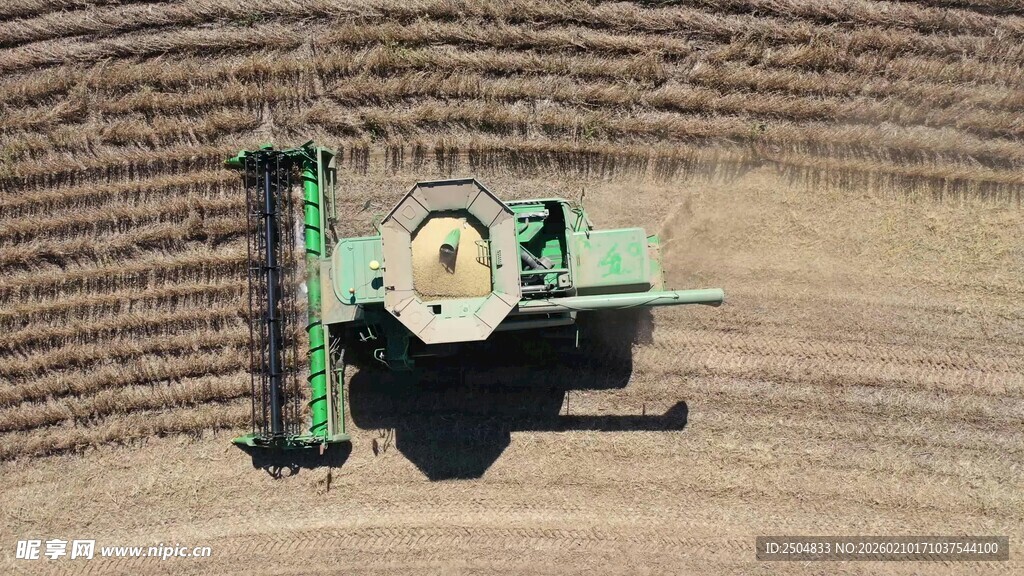 农田中的绿色农业机械设备