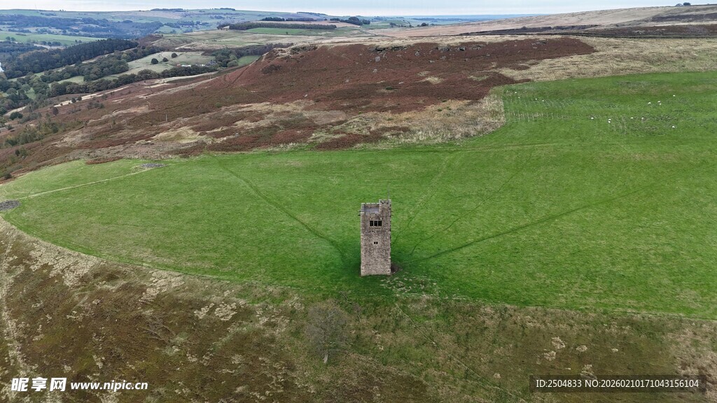 空中俯瞰田野中的孤塔