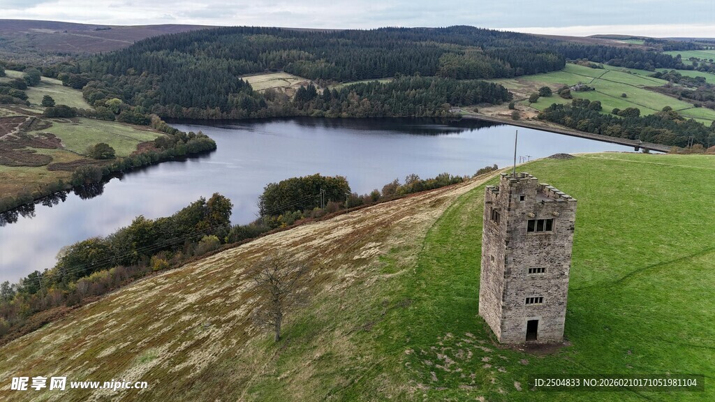山丘上的古老塔楼与河流