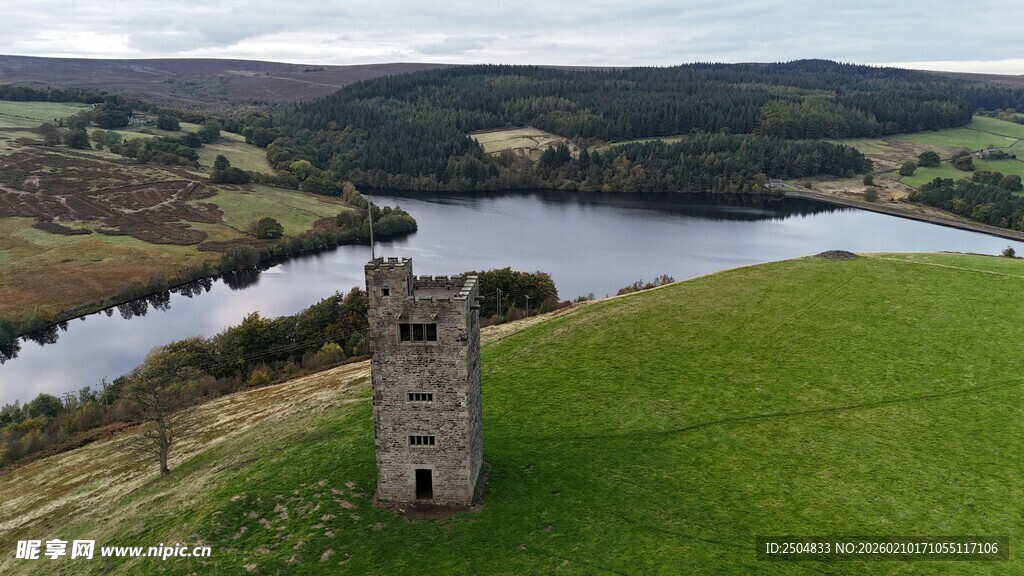 河畔孤塔 绿野风光