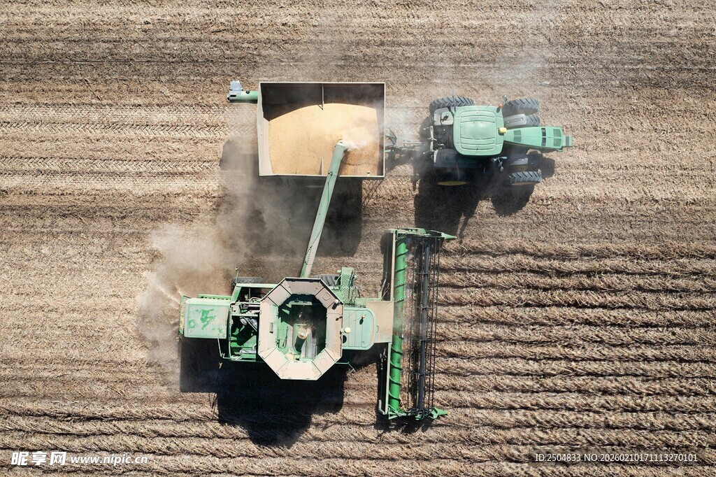 农田中的农业机械设备