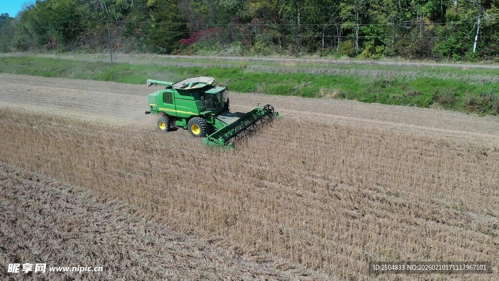 田野上的绿色农业 割机