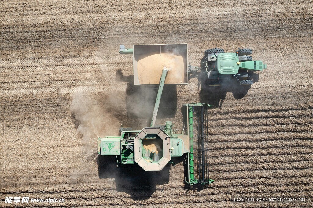 农田中的农业机械设备