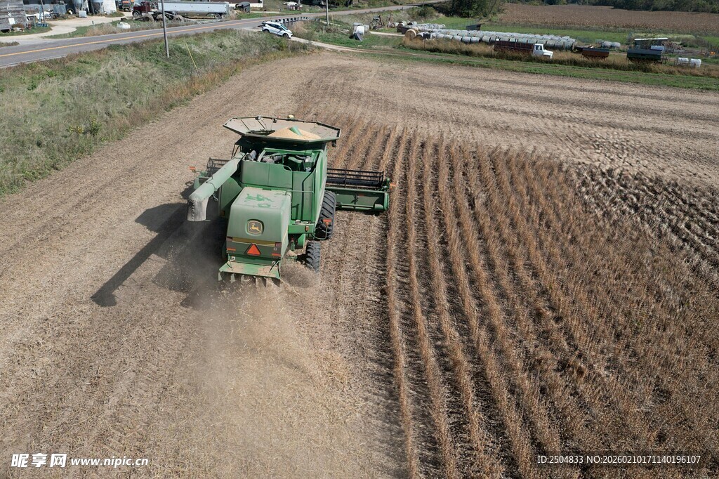 农田中的绿色 割机作业