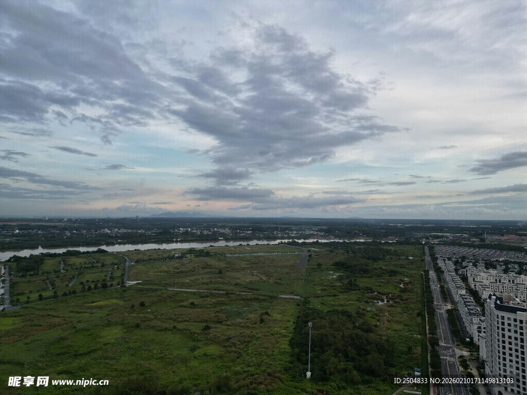 俯瞰广袤绿野与天际
