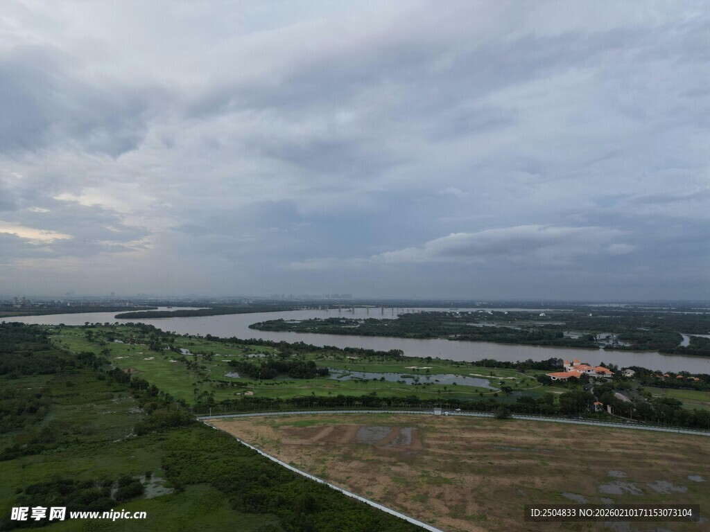 河畔田园风光俯瞰图