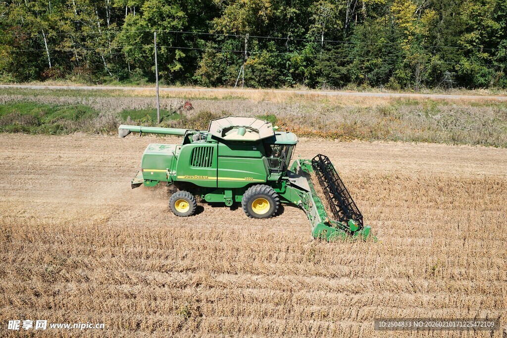 绿色 割机田间作业