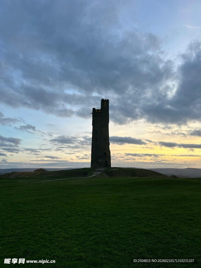 黄昏下的孤塔屹立草原