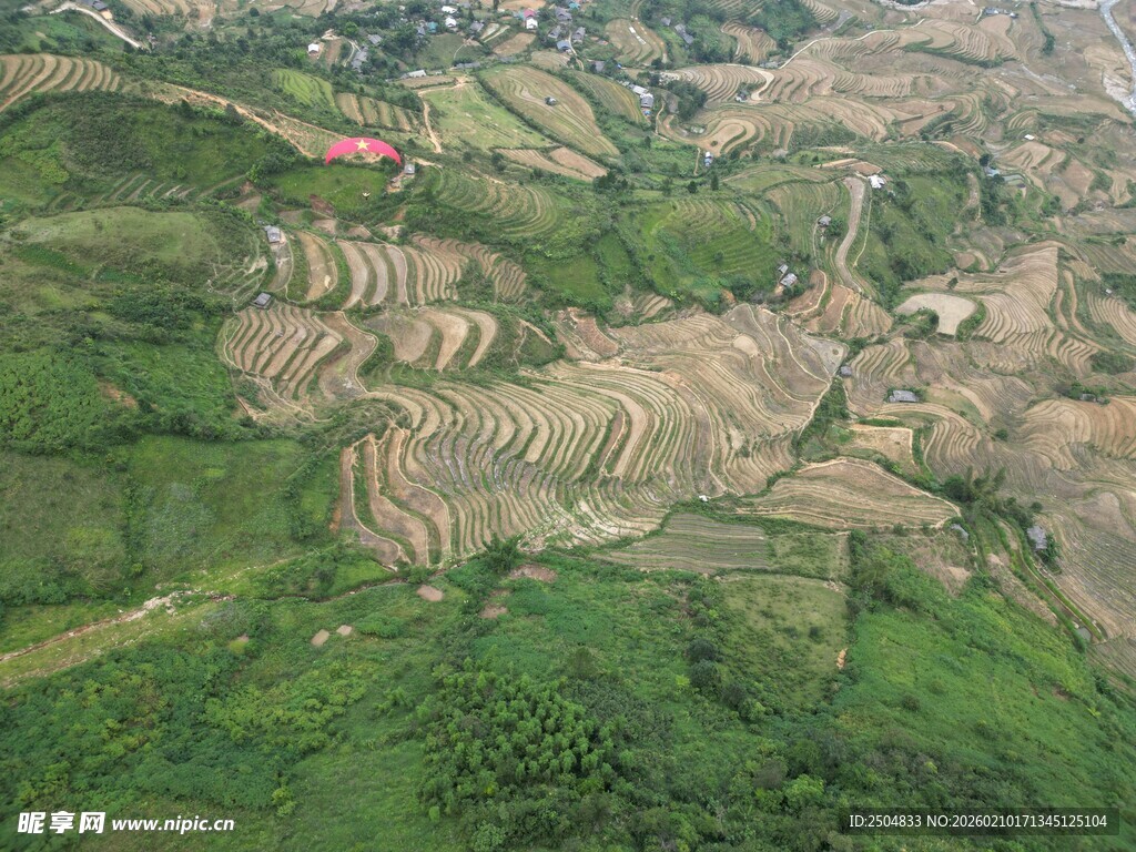 航拍壮观的山地梯田景观