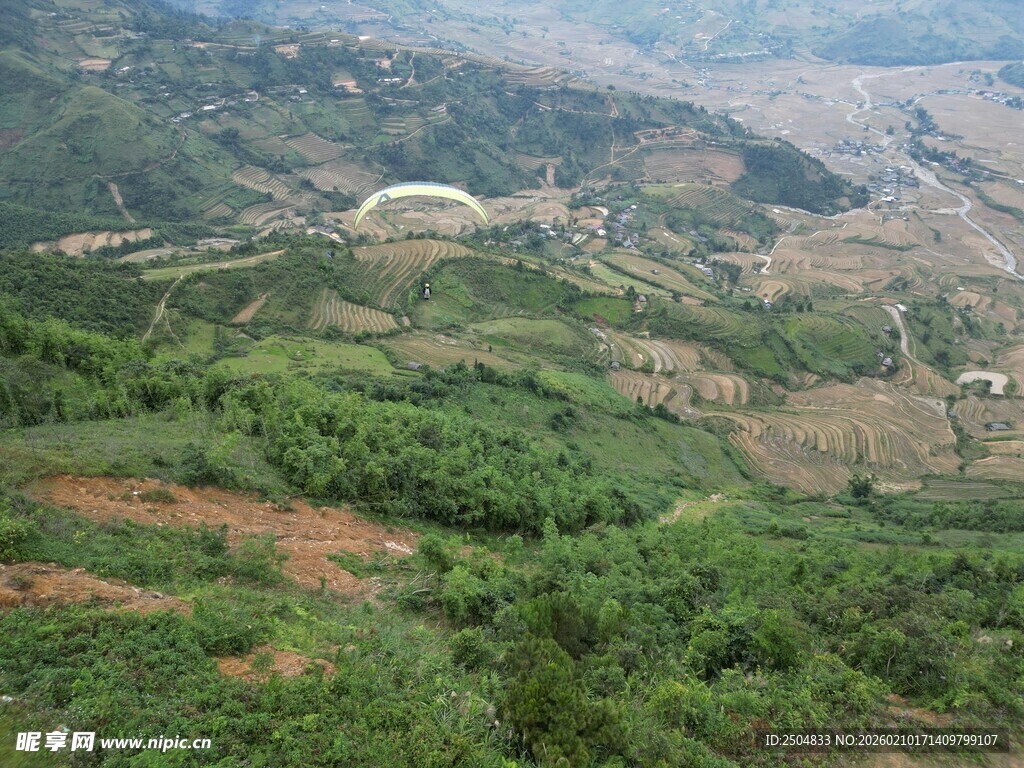 山峦绿意浓 俯瞰自然美景