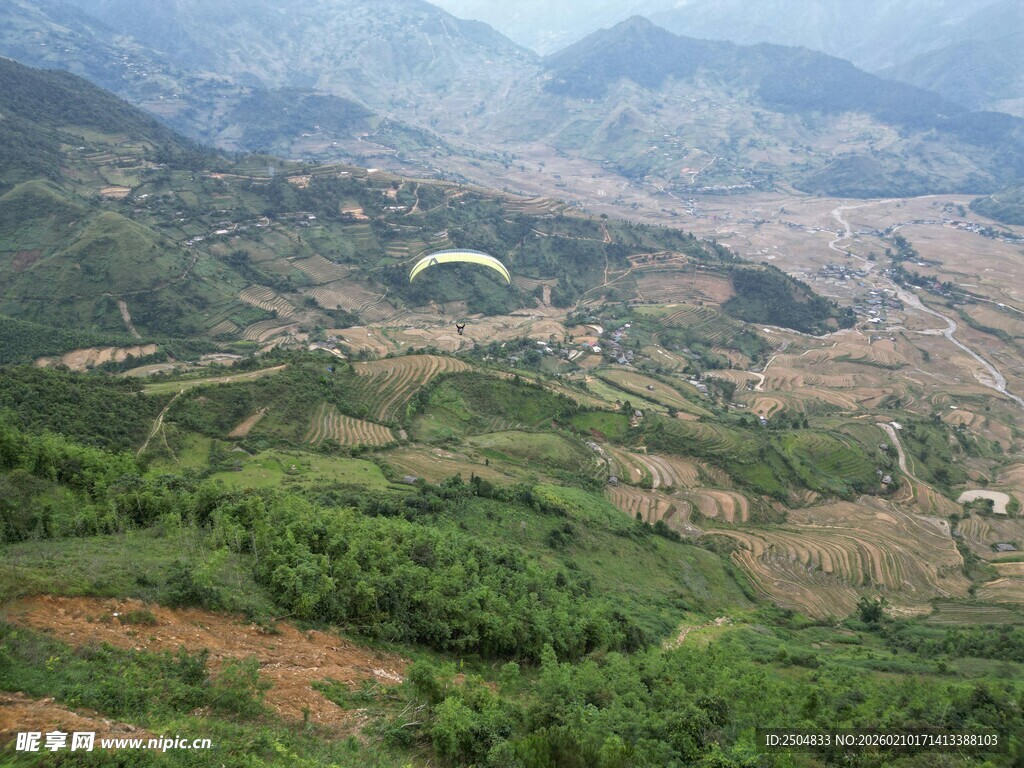 空中俯瞰山间景色