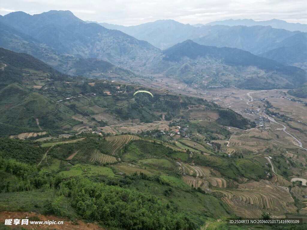 俯瞰山间村落美景