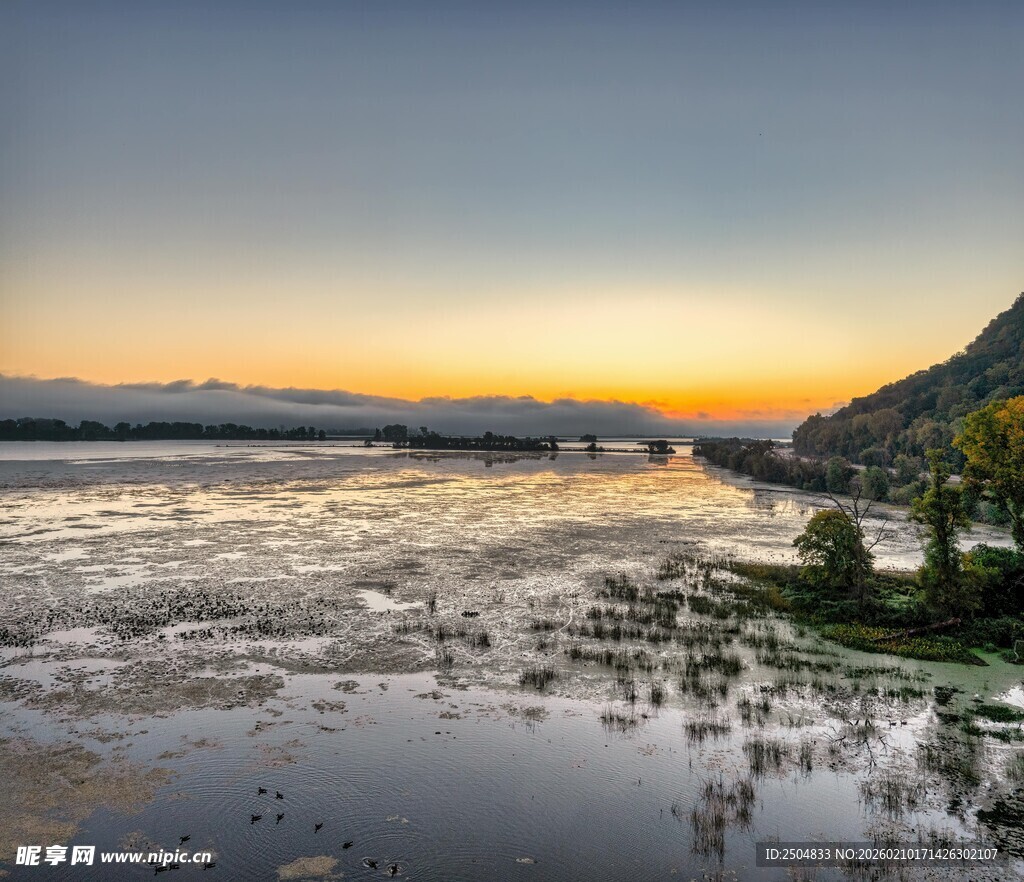 河畔美丽黄昏景色
