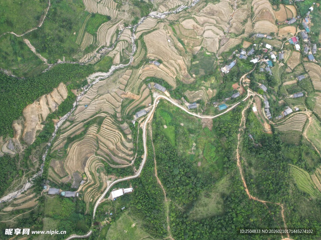 俯瞰山间梯田美景