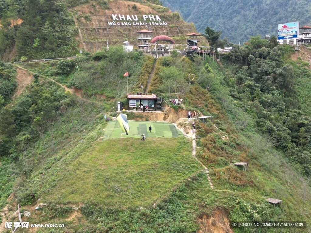 山间开阔场地与周边景致