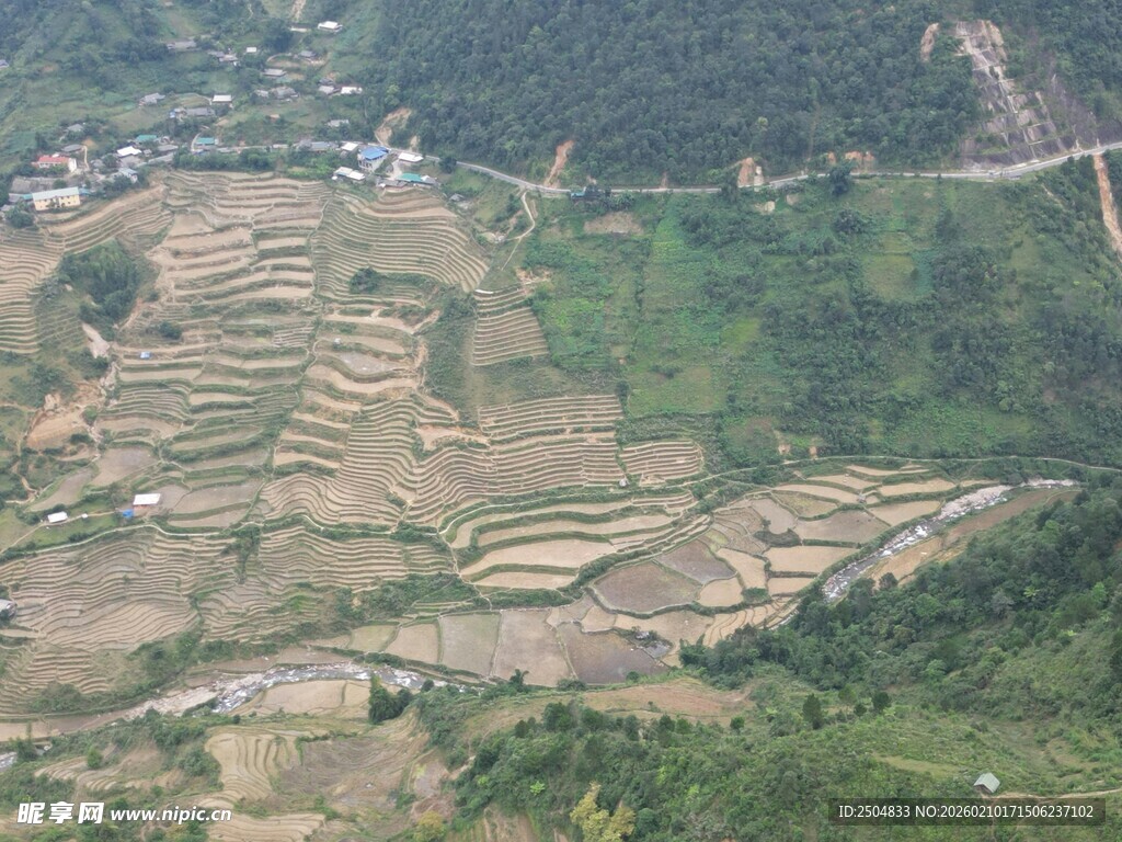 俯瞰层层叠叠的美丽梯田
