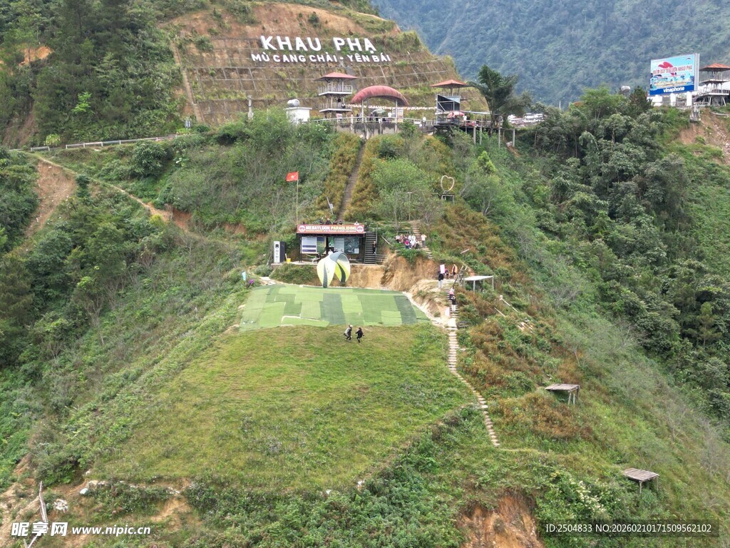 山间村落田野俯瞰美景