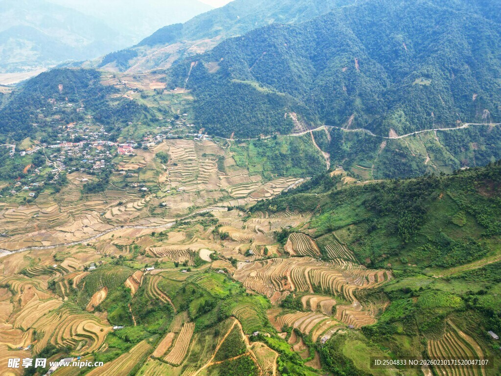 俯瞰山间田园风光