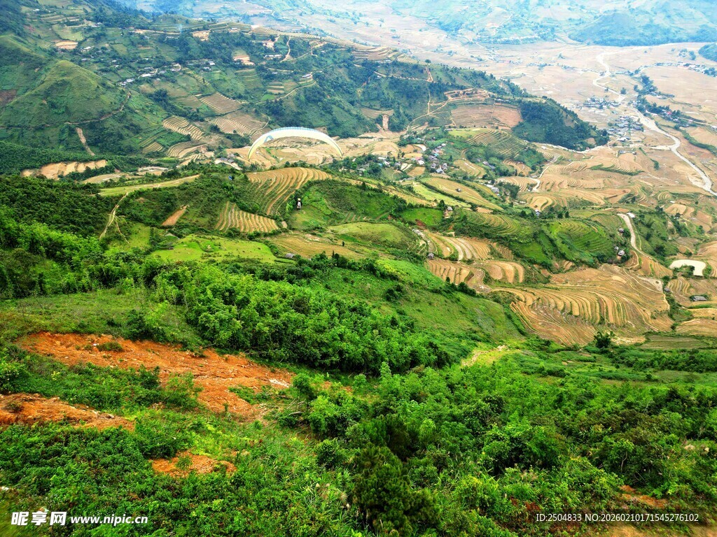 俯瞰翠绿与多彩交织的山丘
