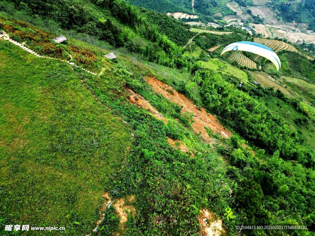 空中俯瞰翠绿山间景色