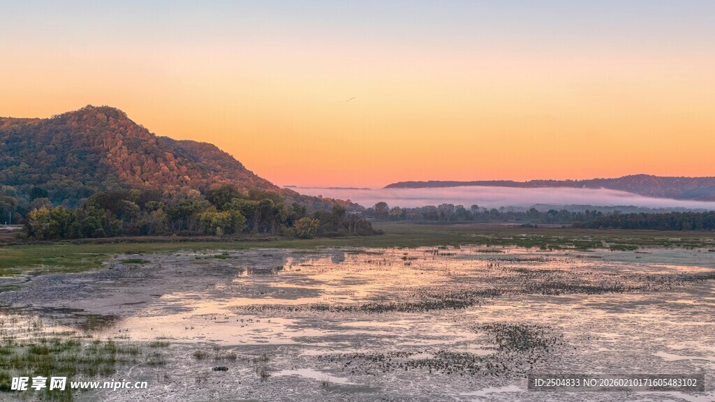 黄昏下的旷野与远山景色