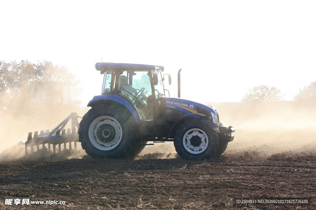 农田中作业的蓝色拖 机