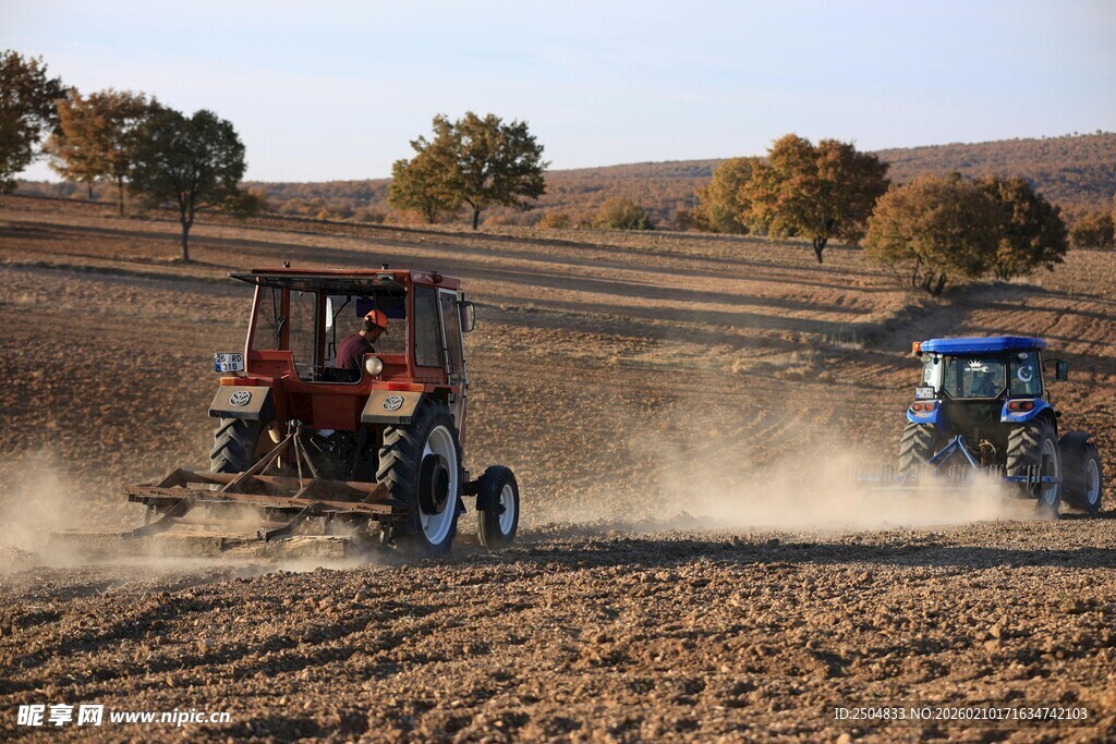 农田里的农机作业场景