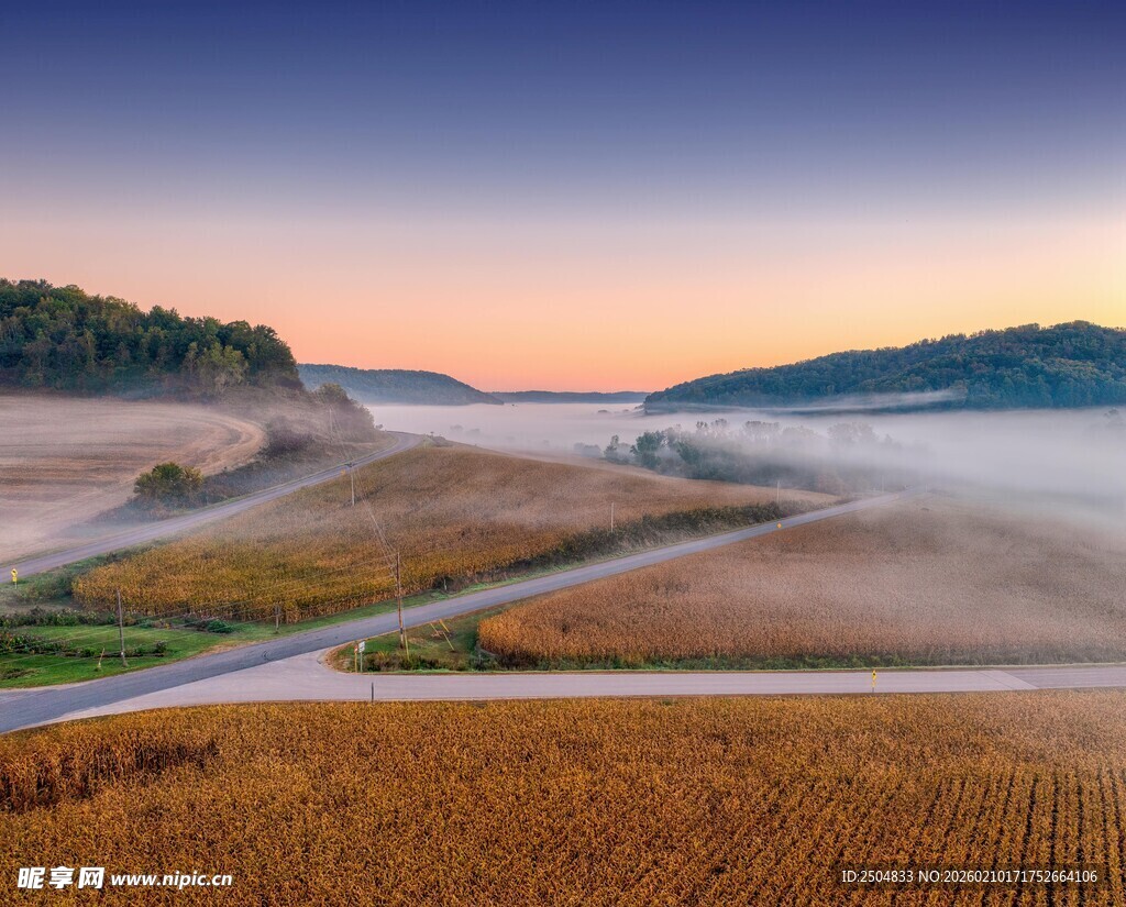 秋日田野晨雾中的美丽风光