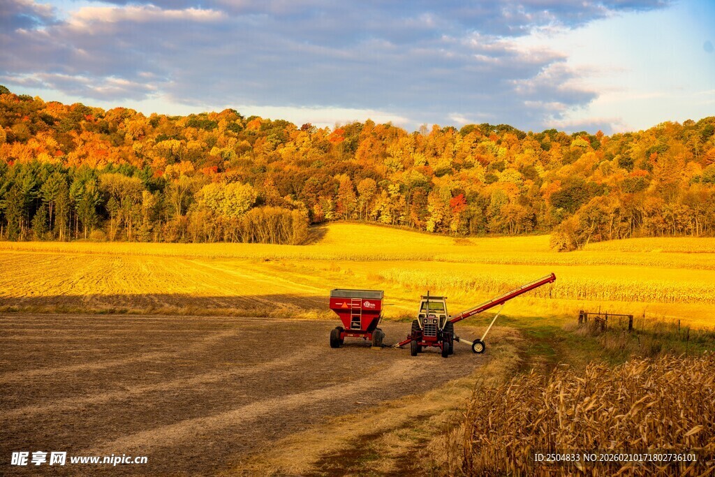 秋日田野中的农机劳作场景