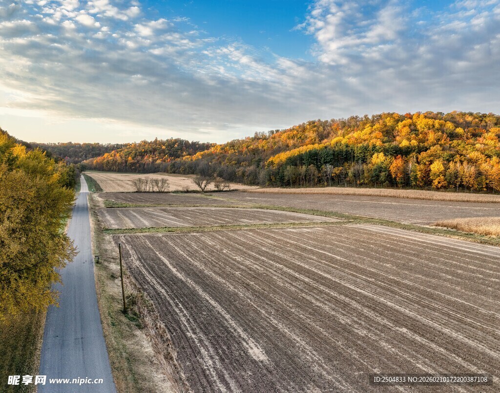 秋日田野河流航拍美景
