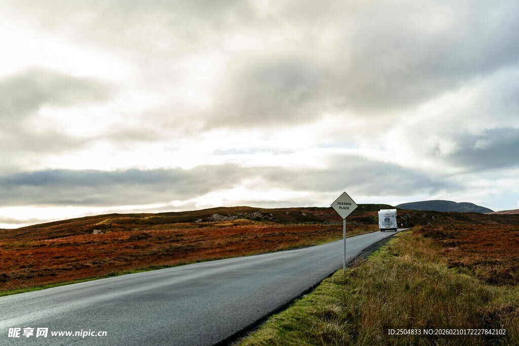 旷野中的蜿蜒公路